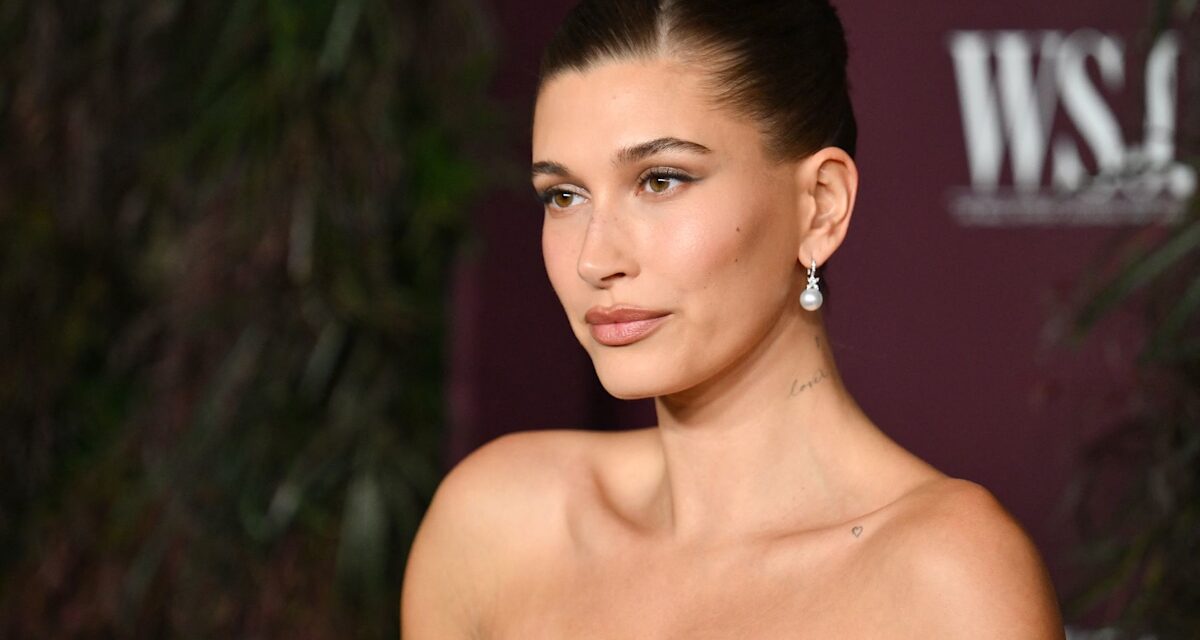 Hailey Bieber éblouit dans un haut brûlant à pois tendance