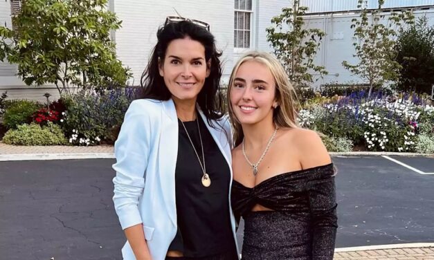 La fille sosie rarement vue d&rsquo;Angie Harmon vole la vedette sur une nouvelle photo
