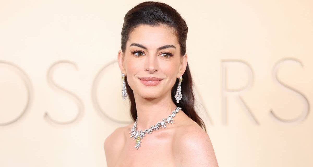 Pourquoi le glamour d&rsquo;Anne Hathaway aux Oscars a volé la vedette à la beauté – et les stars qui ont adopté le même look