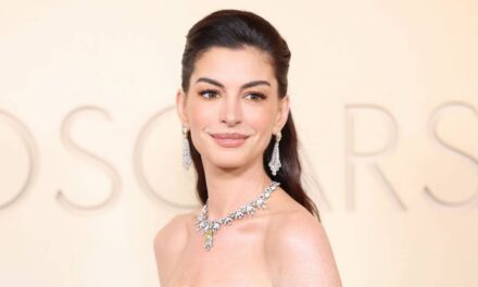 Pourquoi le glamour d&rsquo;Anne Hathaway aux Oscars a volé la vedette à la beauté – et les stars qui ont adopté le même look