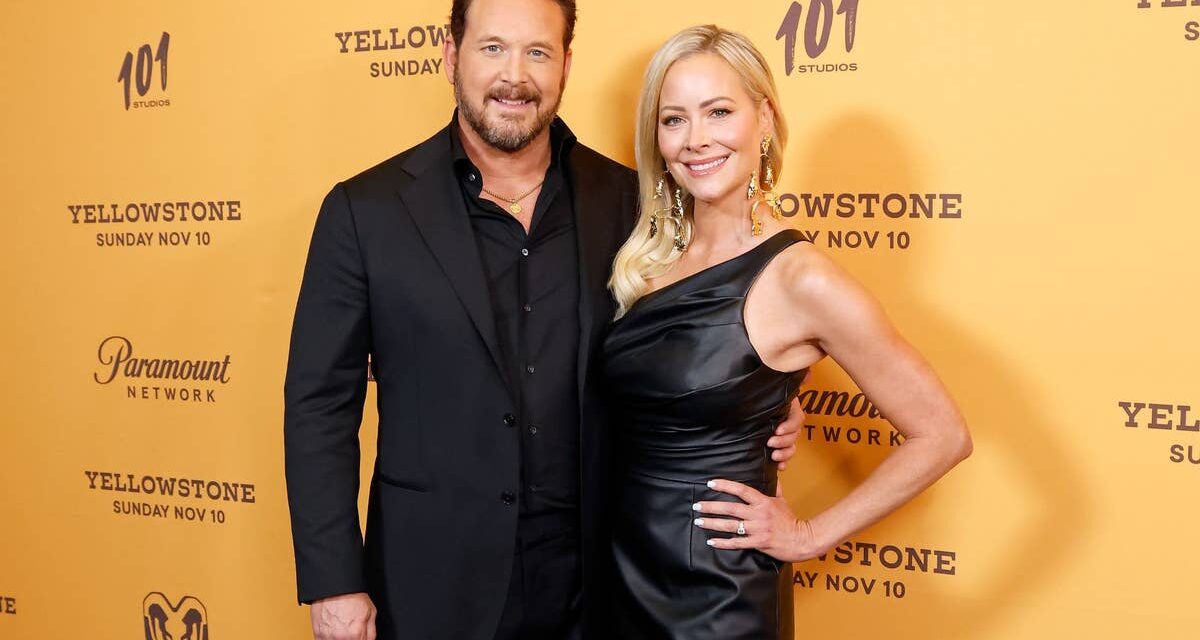 Cole Hauser montre un look rasé de près dans un nouveau selfie avec sa femme alors qu&rsquo;ils célèbrent son 50e anniversaire