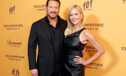 Cole Hauser montre un look rasé de près dans un nouveau selfie avec sa femme alors qu&rsquo;ils célèbrent son 50e anniversaire