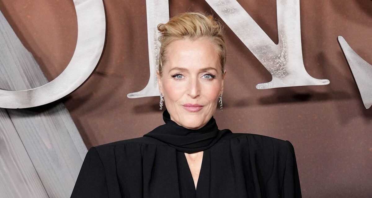 Gillian Anderson, 57 ans, fait tourner les têtes avec un look intemporel au milieu d&rsquo;un moment emblématique du défilé