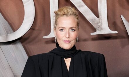 Gillian Anderson, 57 ans, fait tourner les têtes avec un look intemporel au milieu d&rsquo;un moment emblématique du défilé