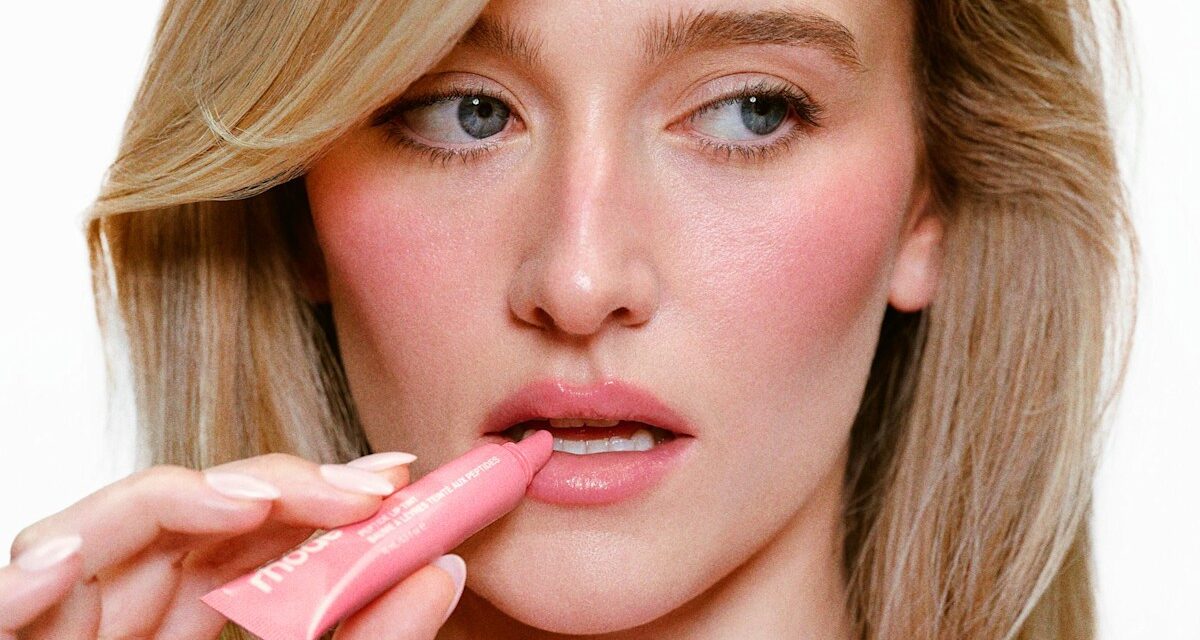 Jolie en rose ! La star de Love Story, Sarah Pidgeon, est la it-girl de Rhode pour le printemps – achetez la collection