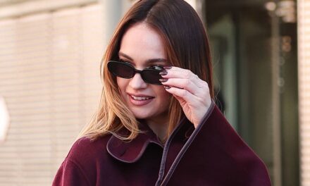 Lily James est la bombe ultime avec un pantalon en cuir sexy et des talons vertigineux.