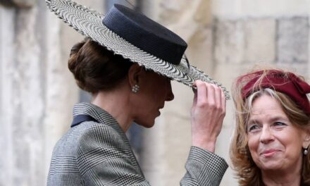 Kate Middleton, balayée par le vent, évite de justesse un dysfonctionnement de son chapeau lors d&rsquo;un événement historique