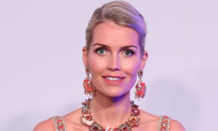 La nièce de la princesse Diana, Lady Kitty Spencer, est une œuvre d&rsquo;art en robe qui appartient au Louvre