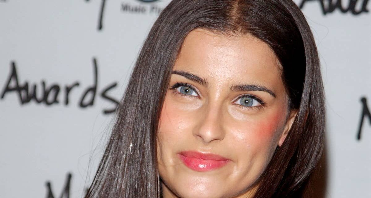 Nelly Furtado fait tourner les têtes dans une robe bustier lors des récompenses étoilées