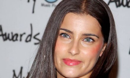 Nelly Furtado fait tourner les têtes dans une robe bustier lors des récompenses étoilées