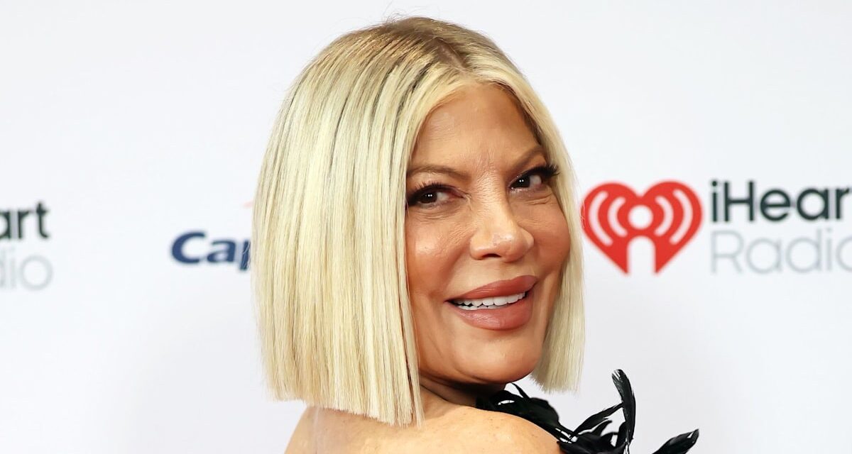 Tori Spelling profite du soleil en bikini tricoté lors d&rsquo;une escapade aux Bahamas