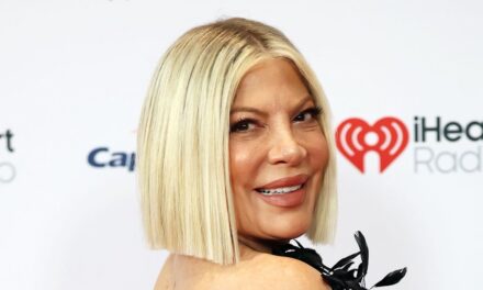 Tori Spelling profite du soleil en bikini tricoté lors d&rsquo;une escapade aux Bahamas