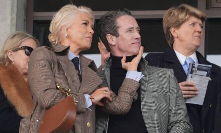 Hannah Waddingham rend public son nouveau petit ami chirurgien « affectueux » au festival de Cheltenham
