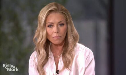 Kelly Ripa affronte un moment gênant à l&rsquo;antenne avec un invité célèbre : « Cela n&rsquo;a aucun sens »