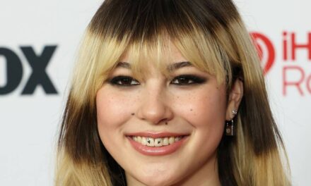 Alysa Liu vole la vedette dans une petite robe noire lors d&rsquo;un événement étoilé