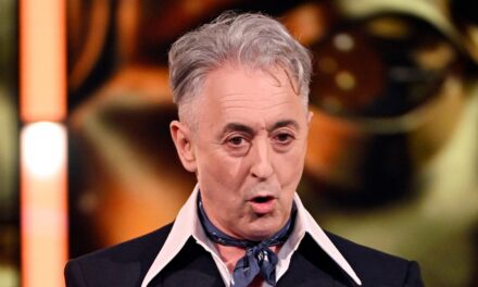 Alan Cumming publie une réponse à la suite de la controverse sur la Tourette des BAFTA
