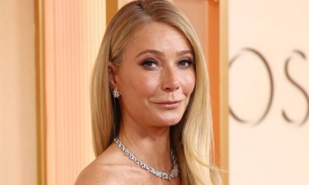 Gwyneth Paltrow révèle l&rsquo;effet secondaire inconfortable d&rsquo;être « cousue dans » l&rsquo;audacieuse robe « nue » des Oscars