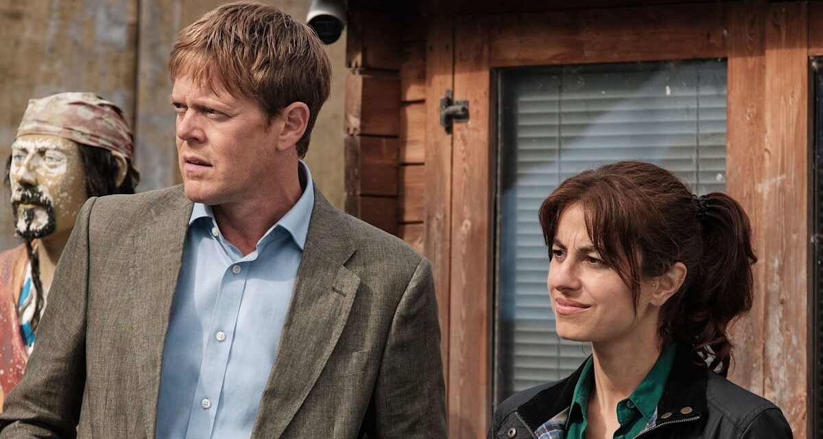 Le drame policier « exceptionnel » de la BBC Beyond Paradise sera de retour avec les stars de Happy Valley et Downton Abbey