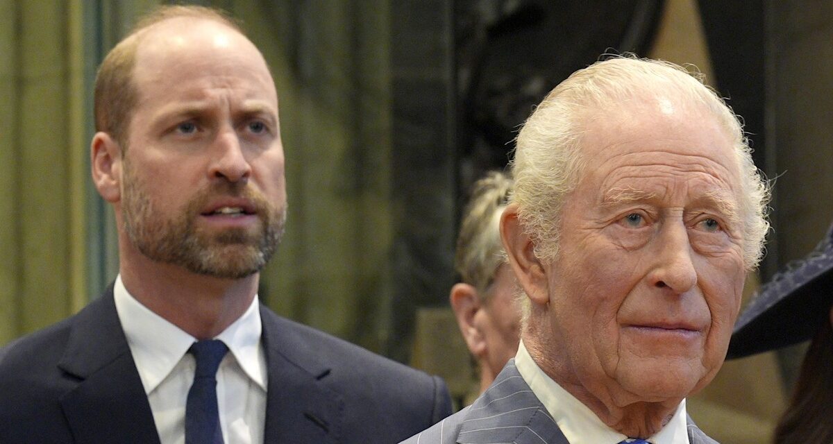 Le prince William accueille le roi Charles avec un baiser sur la joue lors des retrouvailles du Commonwealth Day – regardez