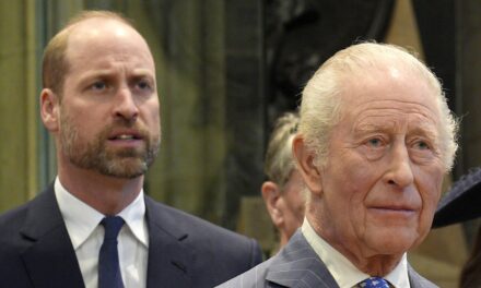 Le prince William accueille le roi Charles avec un baiser sur la joue lors des retrouvailles du Commonwealth Day – regardez