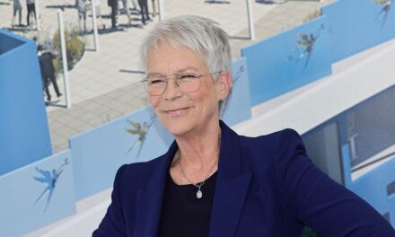 Jamie Lee Curtis expose ses sous-vêtements pour une bonne cause alors qu&rsquo;elle est sur la banquette arrière de la limousine : « Mes faiseurs d&rsquo;argent »