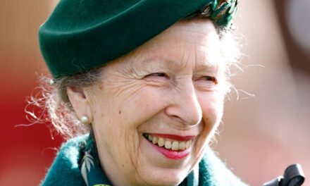 La princesse Anne prouve comment coiffer les jambes nues à 75 ans dans une élégante tenue de Cheltenham