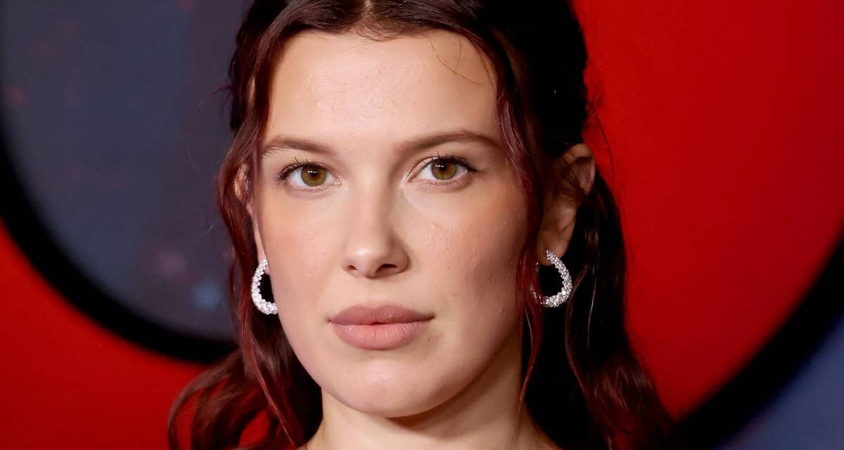 La petite fille de Millie Bobby Brown se blottit contre le chien de la famille sur une nouvelle photo de maison – voir