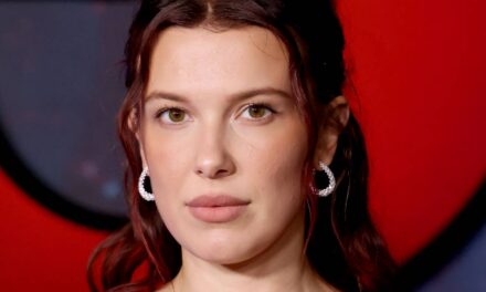 La petite fille de Millie Bobby Brown se blottit contre le chien de la famille sur une nouvelle photo de maison – voir