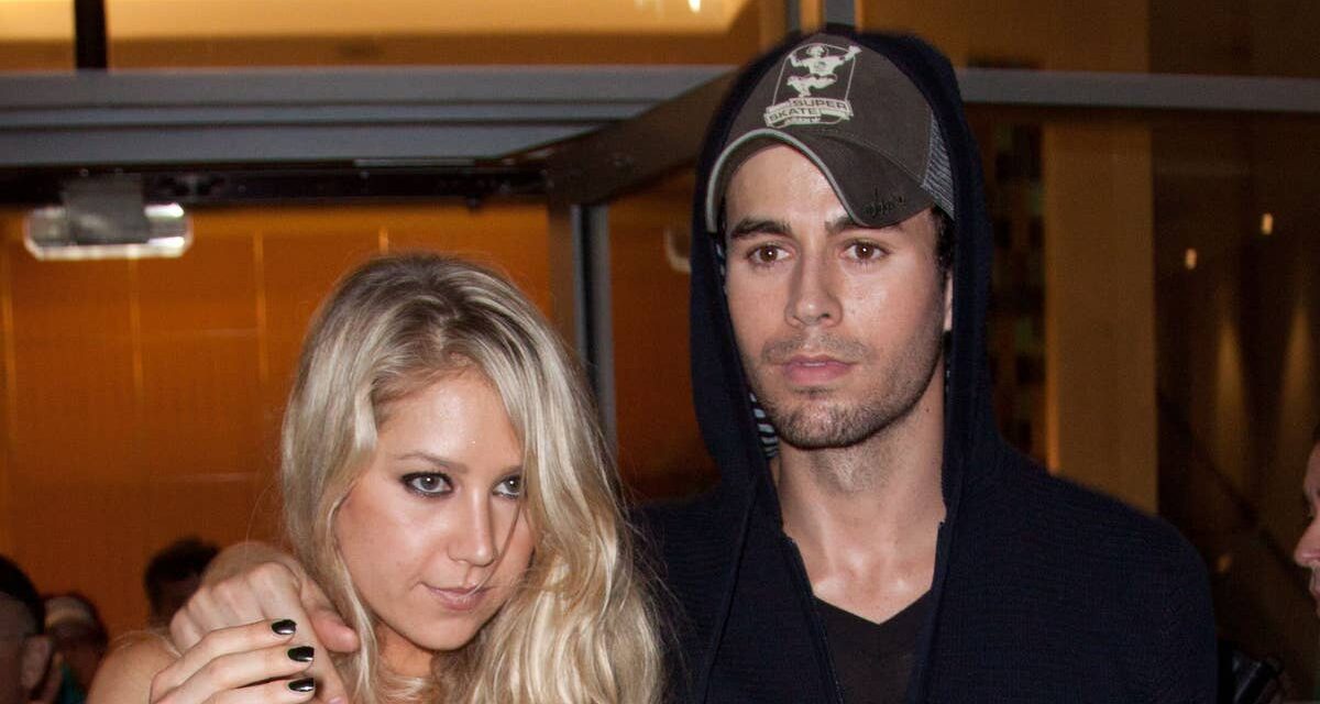 Enrique Iglesias joue avec son quatrième enfant nouveau-né dans une adorable nouvelle vidéo à la maison avec Anna Kournikova
