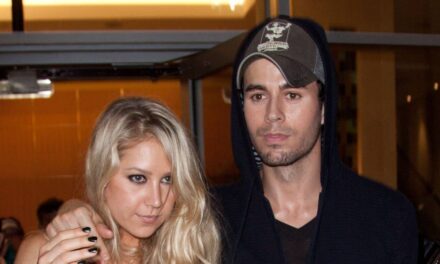 Enrique Iglesias joue avec son quatrième enfant nouveau-né dans une adorable nouvelle vidéo à la maison avec Anna Kournikova