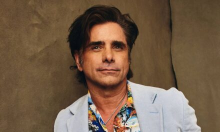 John Stamos étonne les fans avec son premier tatouage à 62 ans – et c&rsquo;est énorme