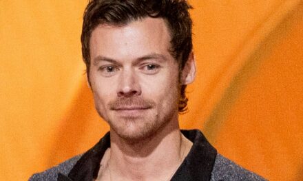 La tenue effrontée de Harry Styles sur SNL rend les fans fous