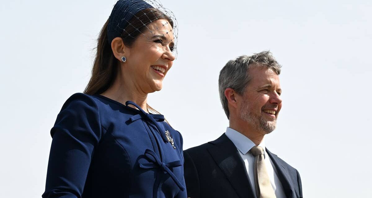Le roi Frederik du Danemark rend hommage à son épouse la reine Mary dans un rare discours émouvant lors d&rsquo;un banquet étincelant