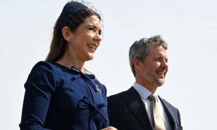 Le roi Frederik du Danemark rend hommage à son épouse la reine Mary dans un rare discours émouvant lors d&rsquo;un banquet étincelant