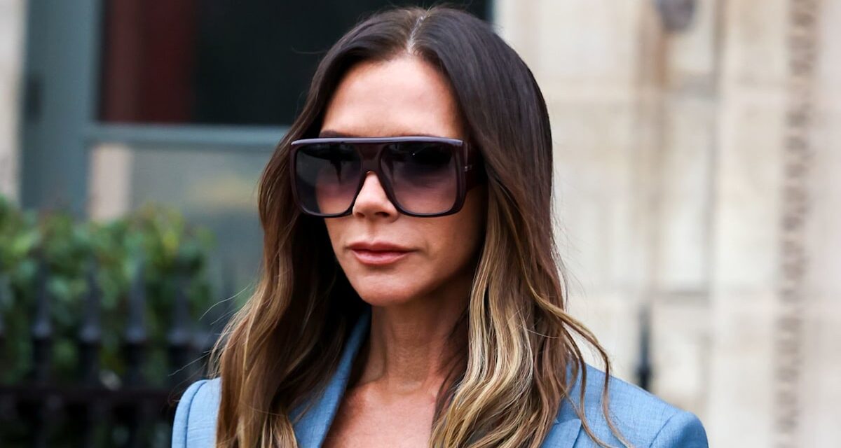 Victoria Beckham soutenue par sa famille à la Fashion Week de Paris après la débâcle de l&rsquo;anniversaire de Brooklyn Beckham