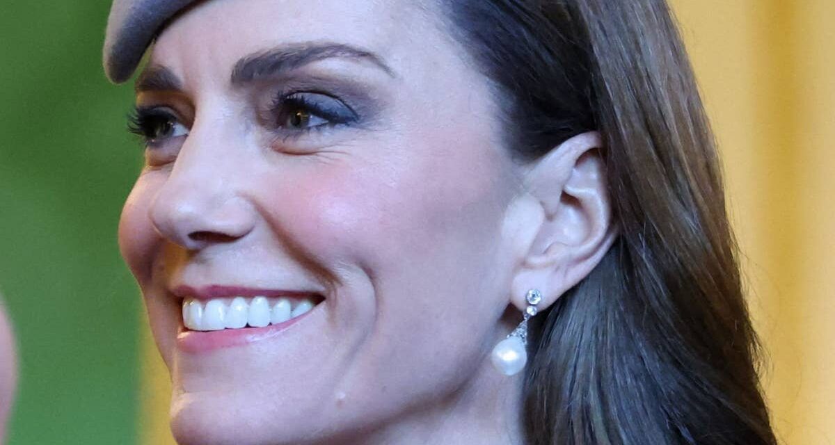 La mini-jupe Zara pré-royale de Kate Middleton pourrait bien être son choix le plus preppy à ce jour