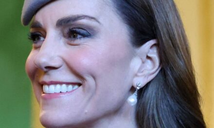 La mini-jupe Zara pré-royale de Kate Middleton pourrait bien être son choix le plus preppy à ce jour