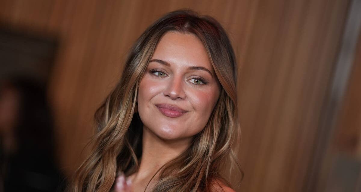 Kelsea Ballerini fait la fête avec sa mère dans un hotspot sauvage de New York dans une nouvelle vidéo surprenante