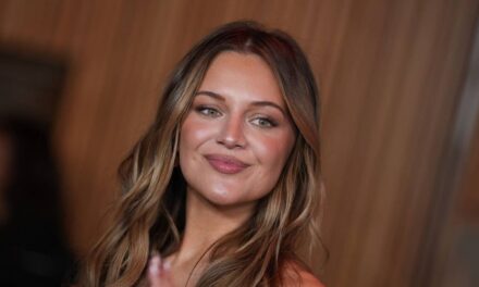 Kelsea Ballerini fait la fête avec sa mère dans un hotspot sauvage de New York dans une nouvelle vidéo surprenante