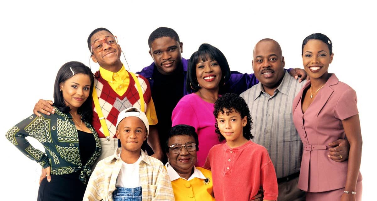 La star de Family Matters, Kellie Shanygne Williams, est incroyable en haut plongeant alors qu&rsquo;elle fête ses 50 ans