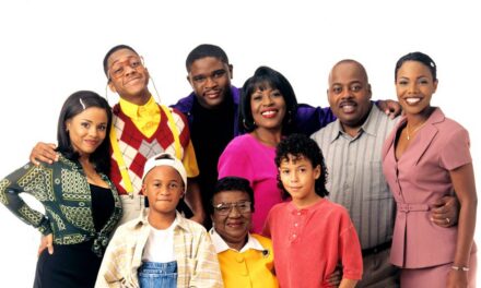 La star de Family Matters, Kellie Shanygne Williams, est incroyable en haut plongeant alors qu&rsquo;elle fête ses 50 ans