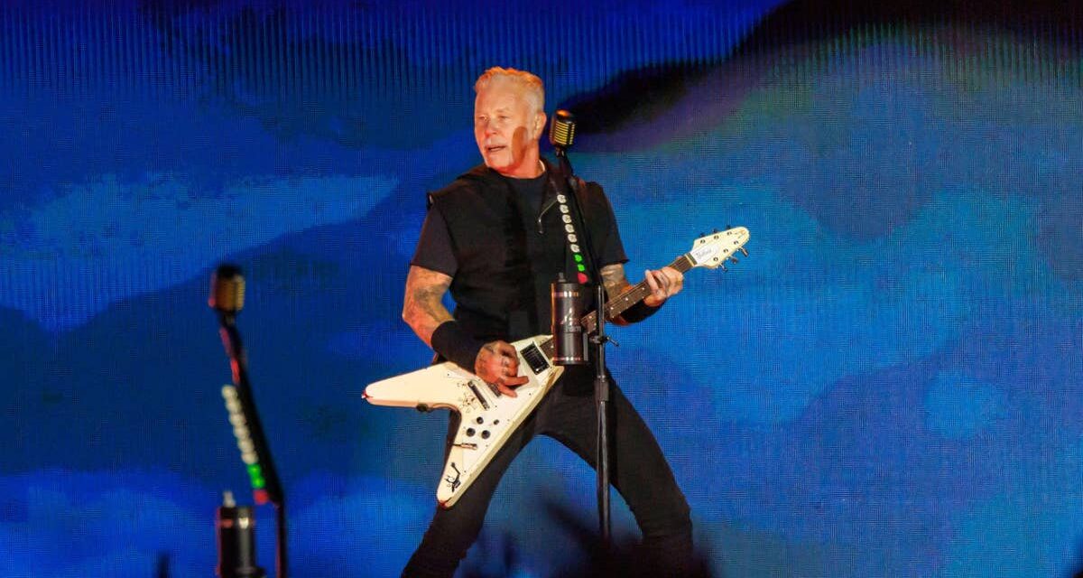 Le rockeur emblématique des années 90, 62 ans, se fiance avec sa petite amie depuis trois ans