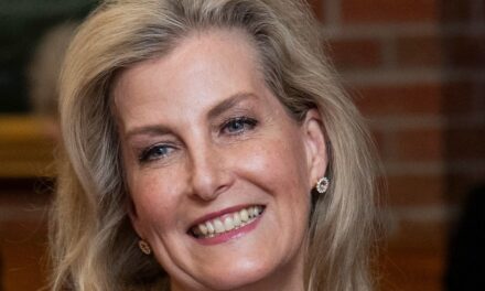 La duchesse Sophie se délecte d&rsquo;une robe fendue à 750 £ qu&rsquo;elle a en 5 couleurs