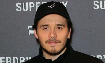 La femme au centre du drame de Brooklyn Beckham aperçue à Paris aux côtés de David