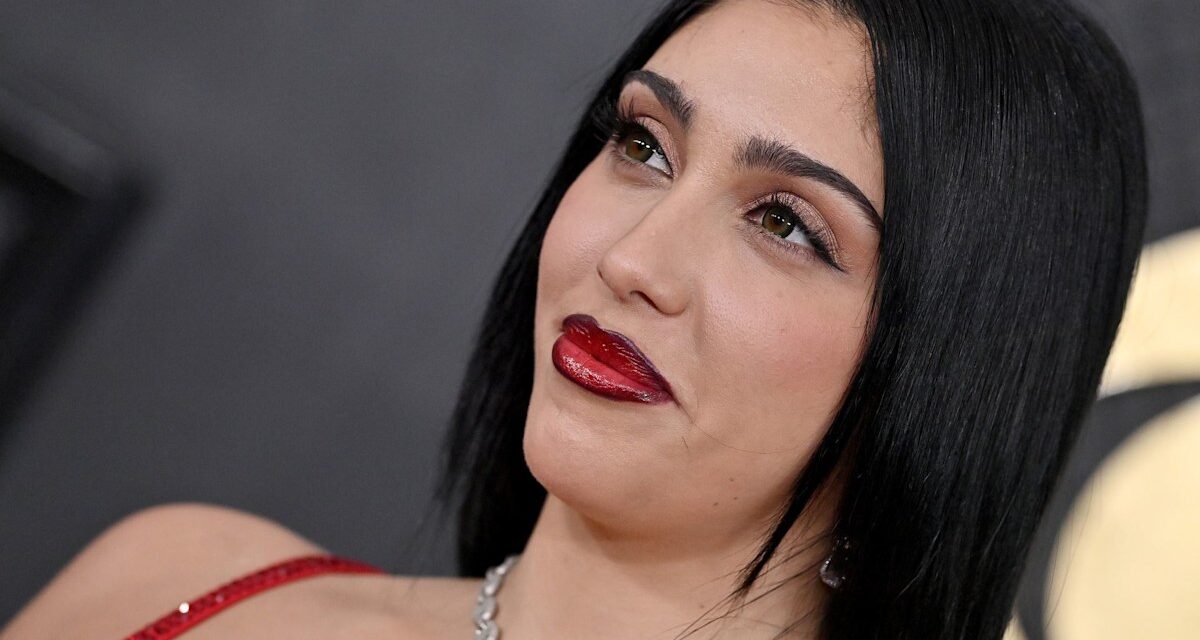 La fille de Madonna, Lourdes Leon, montre un tatouage sur la cuisse dans une audacieuse robe fendue