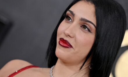 La fille de Madonna, Lourdes Leon, montre un tatouage sur la cuisse dans une audacieuse robe fendue