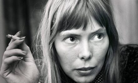 La star des années 70 est incroyablement intemporelle dans une apparence ultra-rare