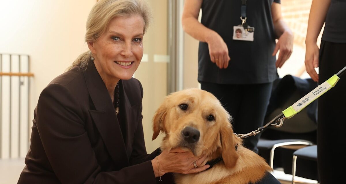 La duchesse Sophie admire les adorables chiots chiens-guides lors d&rsquo;une visite historique – meilleures photos