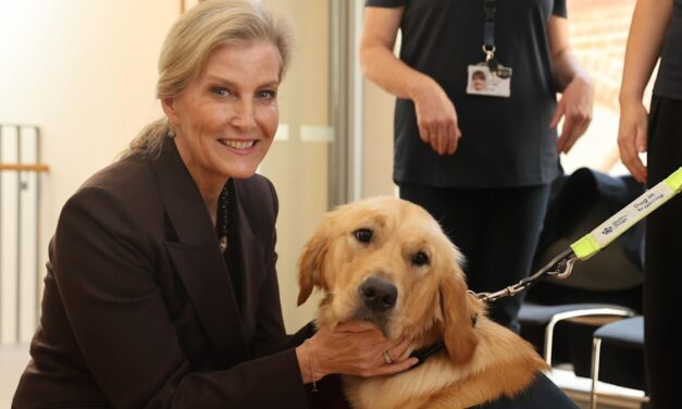 La duchesse Sophie admire les adorables chiots chiens-guides lors d&rsquo;une visite historique – meilleures photos