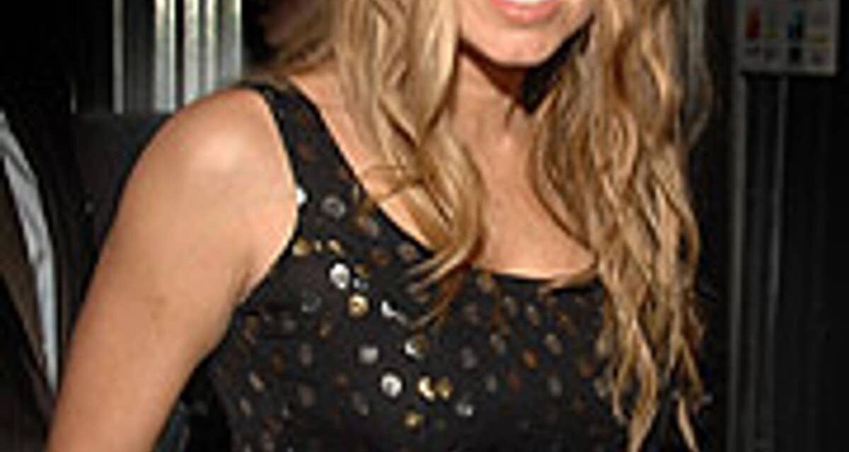 La mère de Fergie ressemble à sa jumelle alors que le duo célèbre son anniversaire